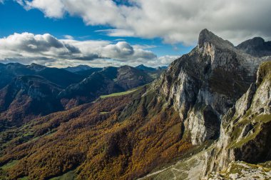 İspanya 'nın Fuente De tepesindeki sıradağlar