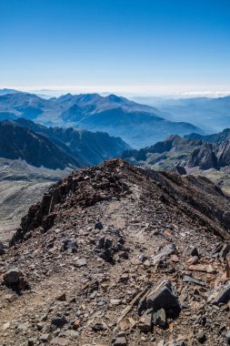 Pirinoların dağ sıraları ve İspanya 'nın Posets zirvesinden yukarısı