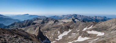Pirinoların dağ sıraları ve İspanya 'nın Posets zirvesinden yukarısı