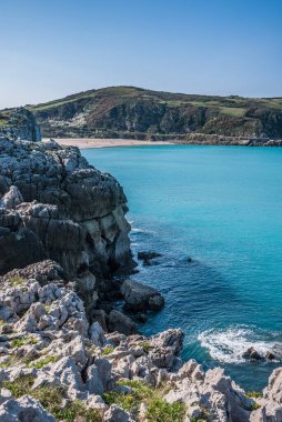 Miengo 'daki sahil kayalıkları kristal berraklığında, İspanya