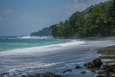 Kosta Rika 'daki Corcovado Ulusal Parkı' ndaki Sirena İstasyonu 'na giden sahil yolu.