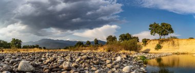 Avila, Candeleda 'daki kuru bir dereden Gredos dağı öfkesi