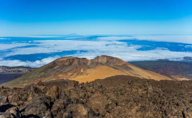 Pico Viejo krateri Kanarya Adası, Teide yamacından görüldü.