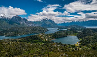 Bariloche 'deki bir dağın tepesinden manzara