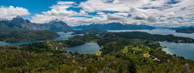 Bariloche 'deki bir dağın tepesinden manzara