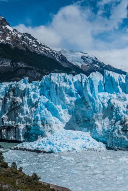 Arjantin 'de güneşli bir günde Perito Moreno buzulu