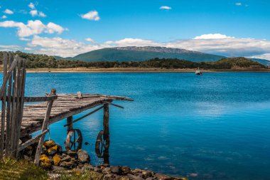 Eski liman Ushuaia, Arjantin 'de bir gemi bekliyor.