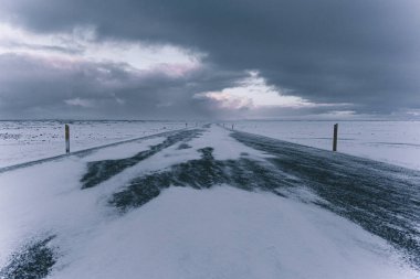Kar fırtınasında yol ve kara bulutlar, İzlanda