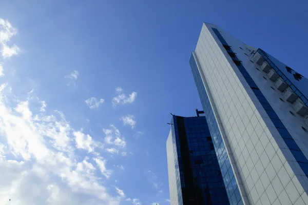 Edifício de escritórios moderno — Fotografia de Stock