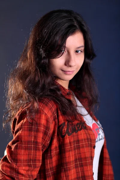 Menina bonita em uma camisa quadriculada — Fotografia de Stock