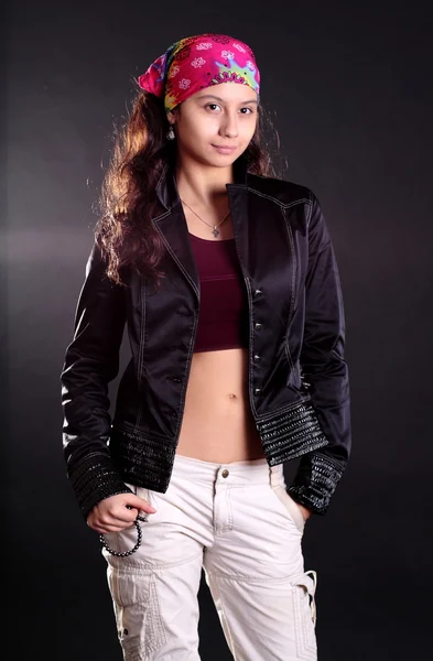 Bella ragazza in un fazzoletto e una giacca nera — Foto Stock