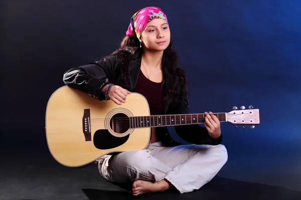 Dívka s kytarou Stock Snímky