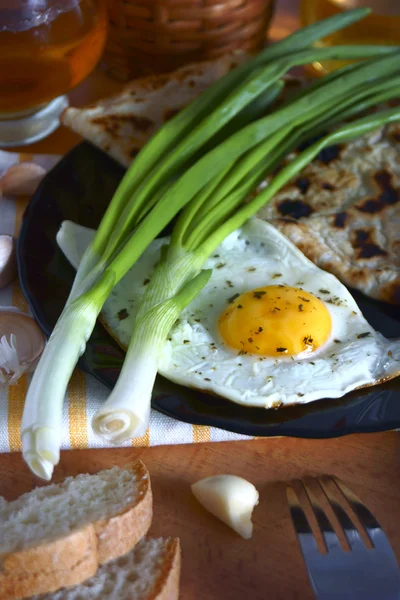 Scrambled eggs with onions. — Stock Photo, Image