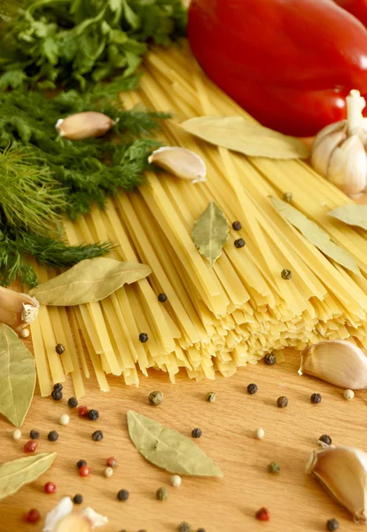 Uncooked pasta, and vegetables. — Stock Photo, Image