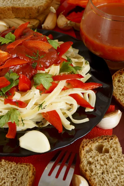 Pasta with tomato sauce and vegetables. — Stock Photo, Image