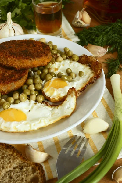 Scrambled eggs, peas, chicken and vegetables. — Stock Photo, Image