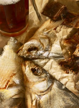 bira ile kurutulmuş balık.