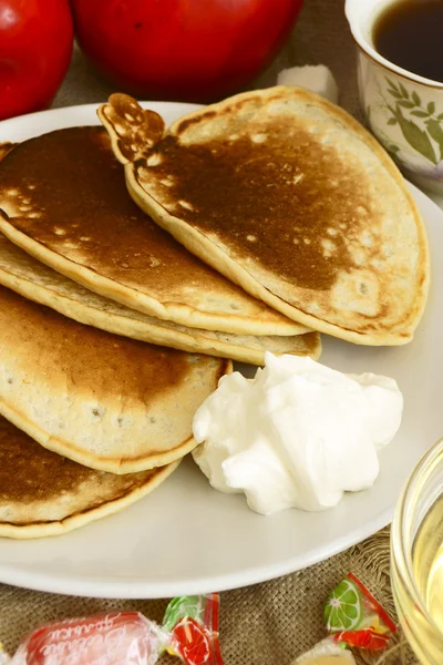 Pancakes with sour cream and syrup. — Stock Photo, Image