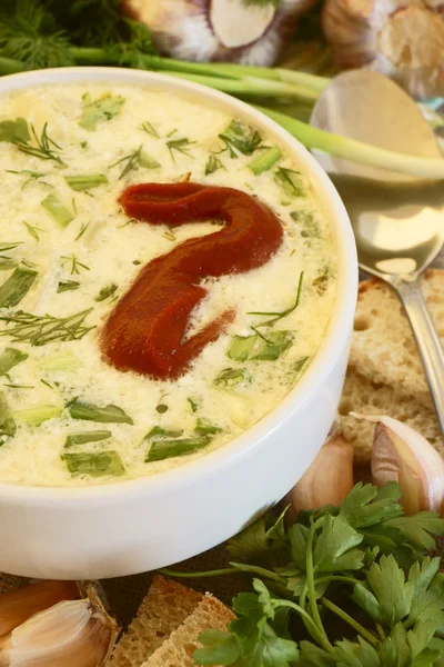 Bílá polévka s greeny a rajčatovou omáčkou. — Stock fotografie