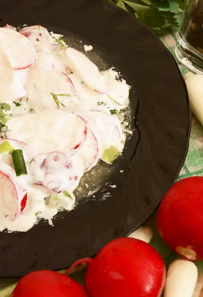 Ředkev salát s majonézou. — Stock fotografie