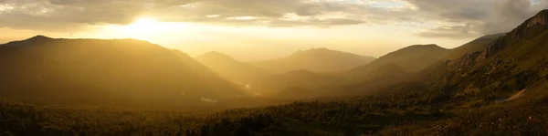 Pôr-do-sol nas montanhas. — Fotografia de Stock