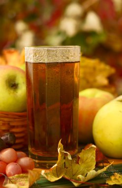 meyve suyu ile çevrili