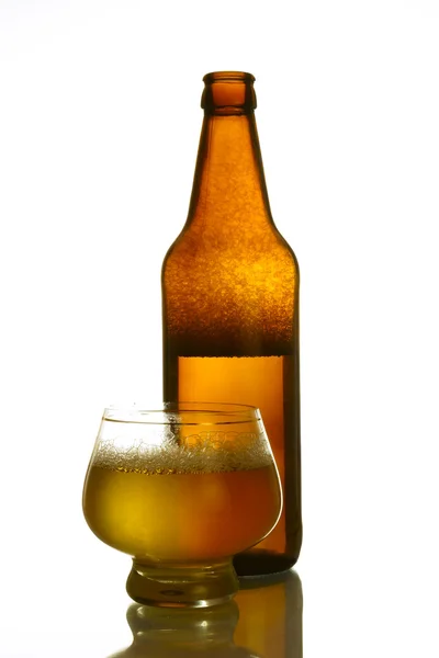 Пиво в пляшках — стокове фото