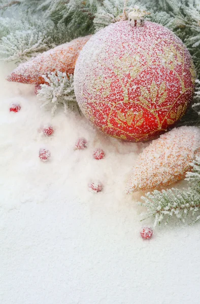 Juguete de Navidad en la nieve bajo el árbol —  Fotos de Stock
