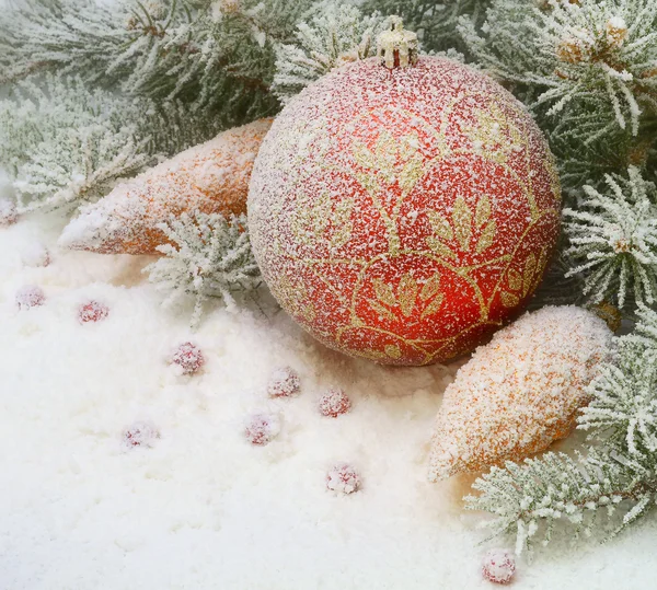 ツリーの下に雪でクリスマス グッズ — ストック写真