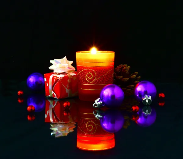 Weihnachtsbeleuchtung auf dunklem Hintergrund. — Stockfoto