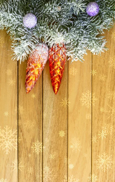 Guirlande de Noël sur le fond dnrevyannyh planches . — Photo