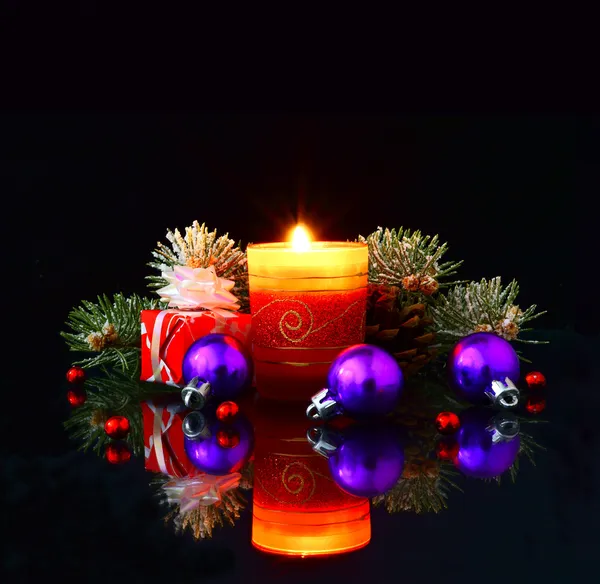 Światła Bożego Narodzenia na ciemnym tle. — Zdjęcie stockowe