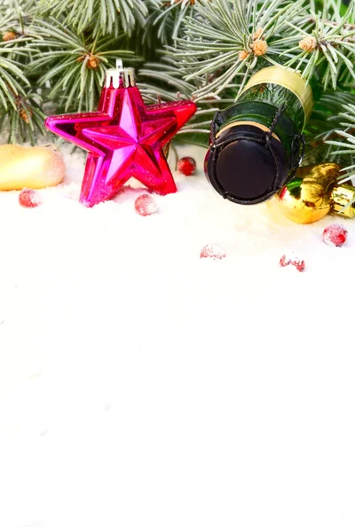 Guirnalda de Navidad y una botella de champán —  Fotos de Stock