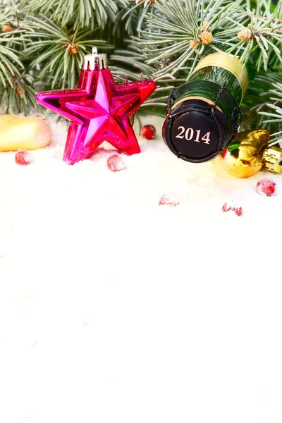Guirlande de Noël et une bouteille de champagne — Photo
