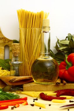 baharat ve sebzeler ile pişmemiş makarna