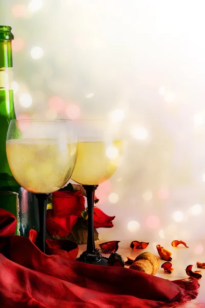 Şarap, şarap, gözlük ve gül renkli arka plan üzerinde — Stok fotoğraf