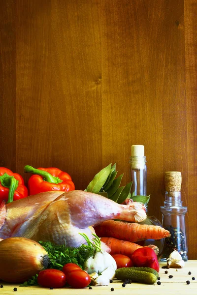 Pollo crudo circondato da verdure — Foto Stock