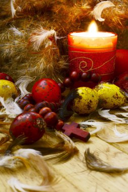 Paskalya yumurtaları aşağı ve mum