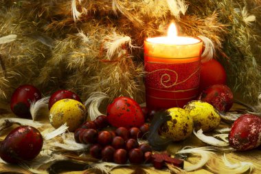 Paskalya yumurtaları aşağı ve mum