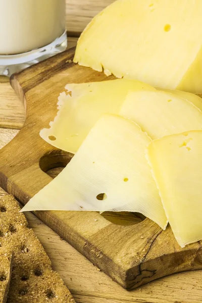 Queso en rodajas y pan de centeno —  Fotos de Stock