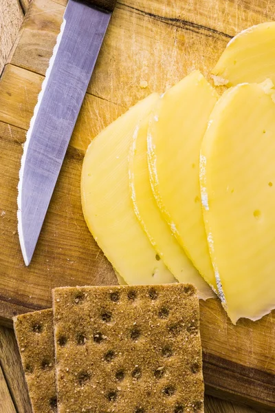 Sliced cheese and rye bread — Stock Photo, Image