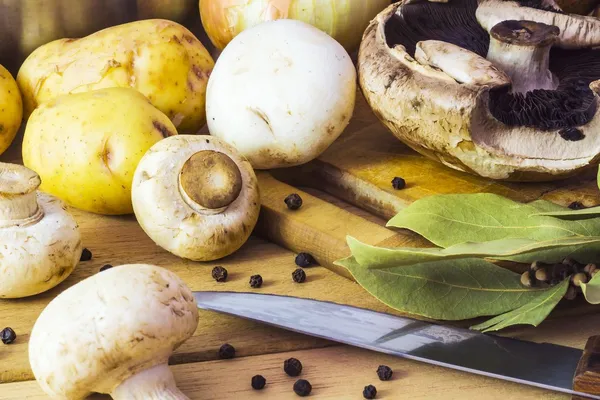 Mushrooms on the kitchen table — Stock Photo, Image