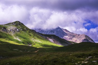 dağlarda bulutlu hava