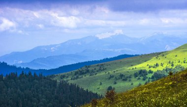 dağlarda bulutlu hava