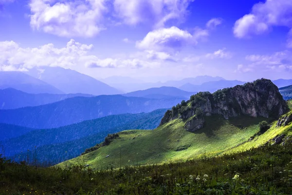 Dağlarda bulutlu hava — Stok fotoğraf