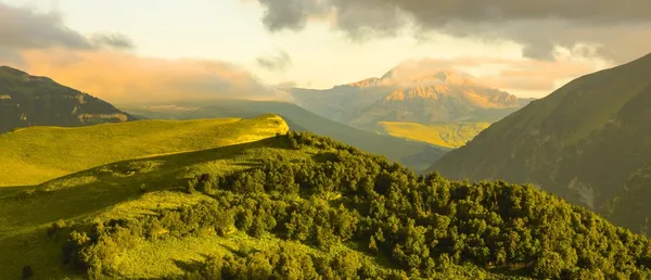 Montañas al atardecer —  Fotos de Stock