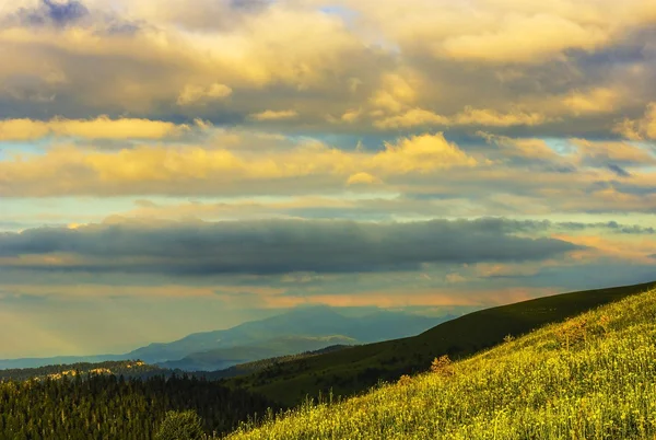 Montanhas ao pôr do sol — Fotografia de Stock