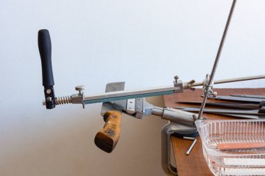 Özel bir araç kullanarak bıçakları bilemek