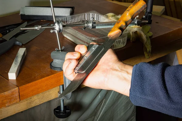 Ακόνισμα Μαχαιριών Χρήση Ειδικής Μηχανής — Φωτογραφία Αρχείου