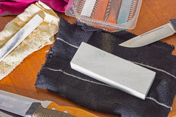 Sharpening of knives, with on an abrasive stone